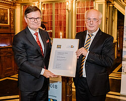 Thomas A. Seidel (r.) presents the  certificate to Kenneth Bengtsson