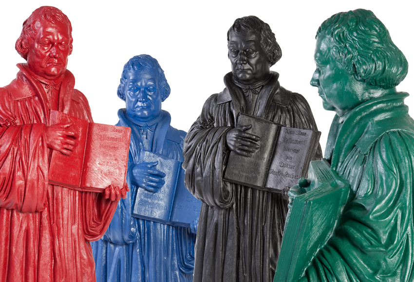 Bild einer Gruppe bunter Skulpturen "Lutherbotschafter"