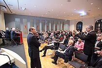 Bild von Hans-Peter Keitels Beteiligung an der Diskussion aus dem Publikum   