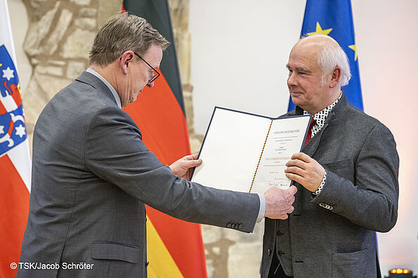 Bild wie der Thüringer Ministerpräsidenten Bodo Ramelow die Urkunde an Dr. Thomas A. Seidel überreicht