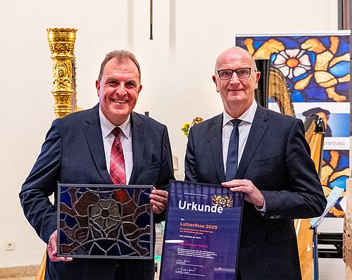 Preisträger Karl-Dietmar Plentz (l.) und Ministerpräsident Dietmar Woidke