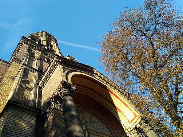 Bild vom Blick in den Himmel vor der Berliner Zionskirche