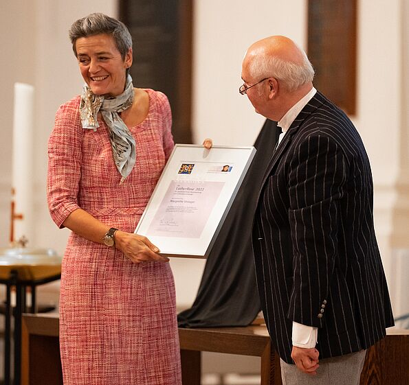 IMLS-Vorstandsvorsitzender Thomas A. Seidel übergibt die Urkunde an Preisträgerin Margrethe Vestager 