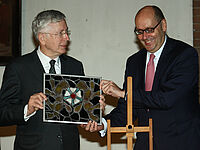 Presentation of the LutherRose 2012 by Dr. Michael J. Inacker (right) from the International Martin Luther Foundation to Jon Baumhauer (left)
