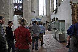 Bild von Ausstellungsbesucher in der Brüdernkirche 