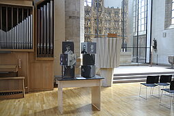 Exponate vor der Orgel und dem Altar