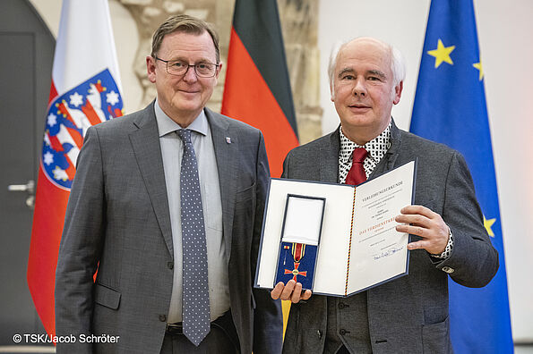 Bild von Dr. Thomas A. Seidel mit Urkunde und Bundesverdienstkreuz am Bande neben dem Thüringer Ministerpräsidenten Bodo Ramelow