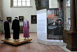 Blick in die Ausstellung in der Brüdernkirche